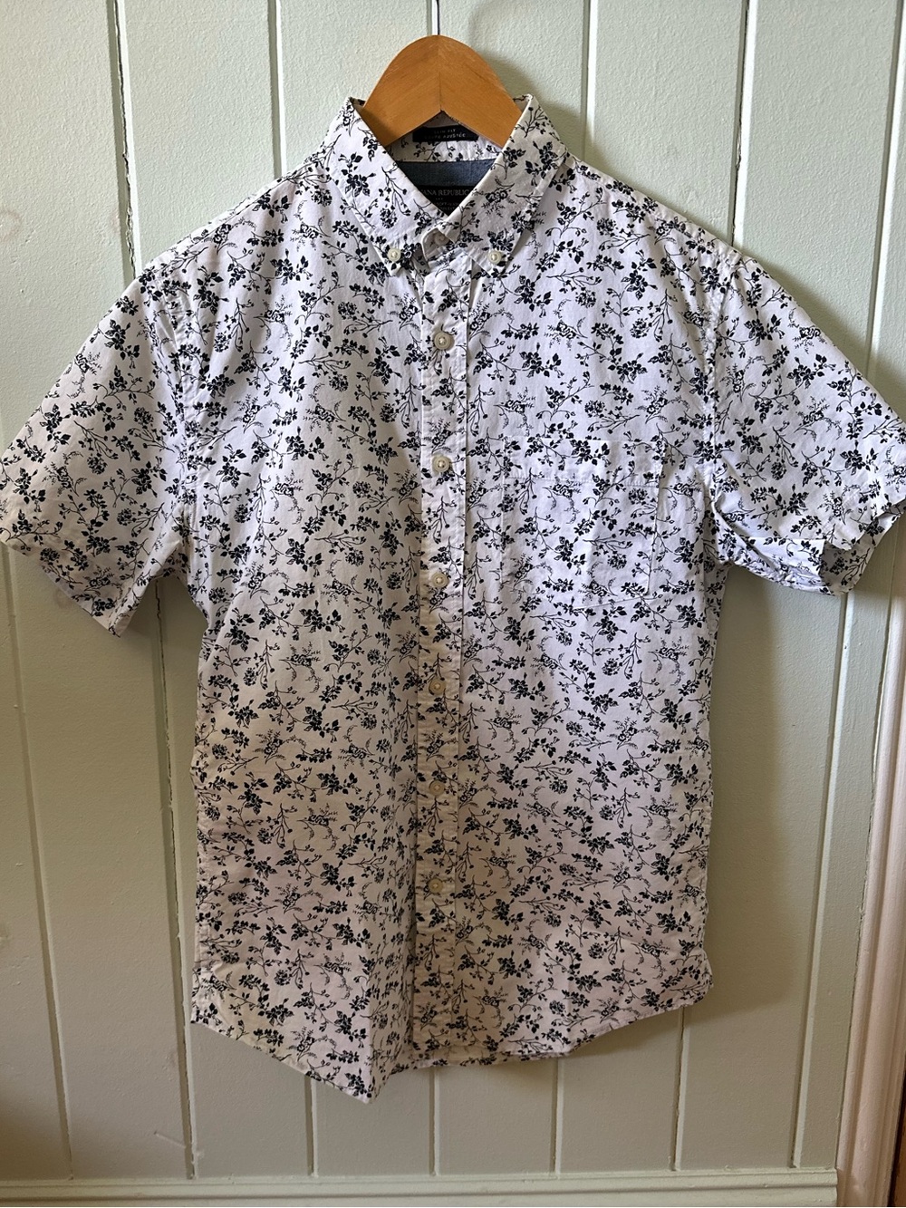 Banana Republic Factory White Short-Sleeve Button-Down with Navy Floral Print XS